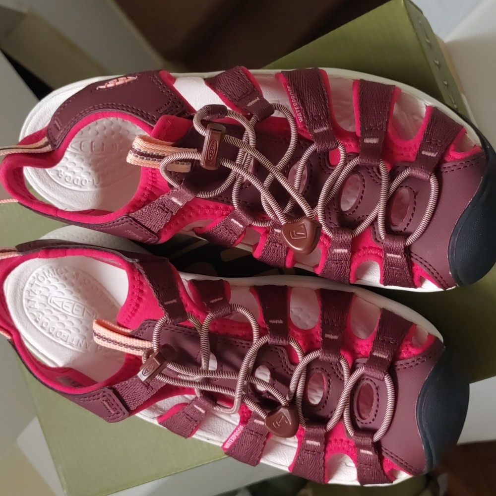 Keen Astoria West Closed Toe Sandals, size 8.5